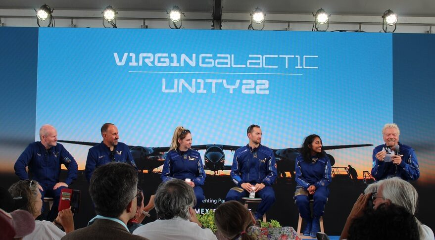 MissionEspacio's tweet photo. Virgin Galactic y su fundador, Richard Branson, consiguieron un vuelo de prueba exitoso del avión espacial suborbital SpaceShipTwo de la compañía que lo llevó a él y a otros cinco al espacio suborbital, pero ofreció pocos detalles sobre los planes futuros de la compañía.
#Space https://t.co/tIgV8vrXzC