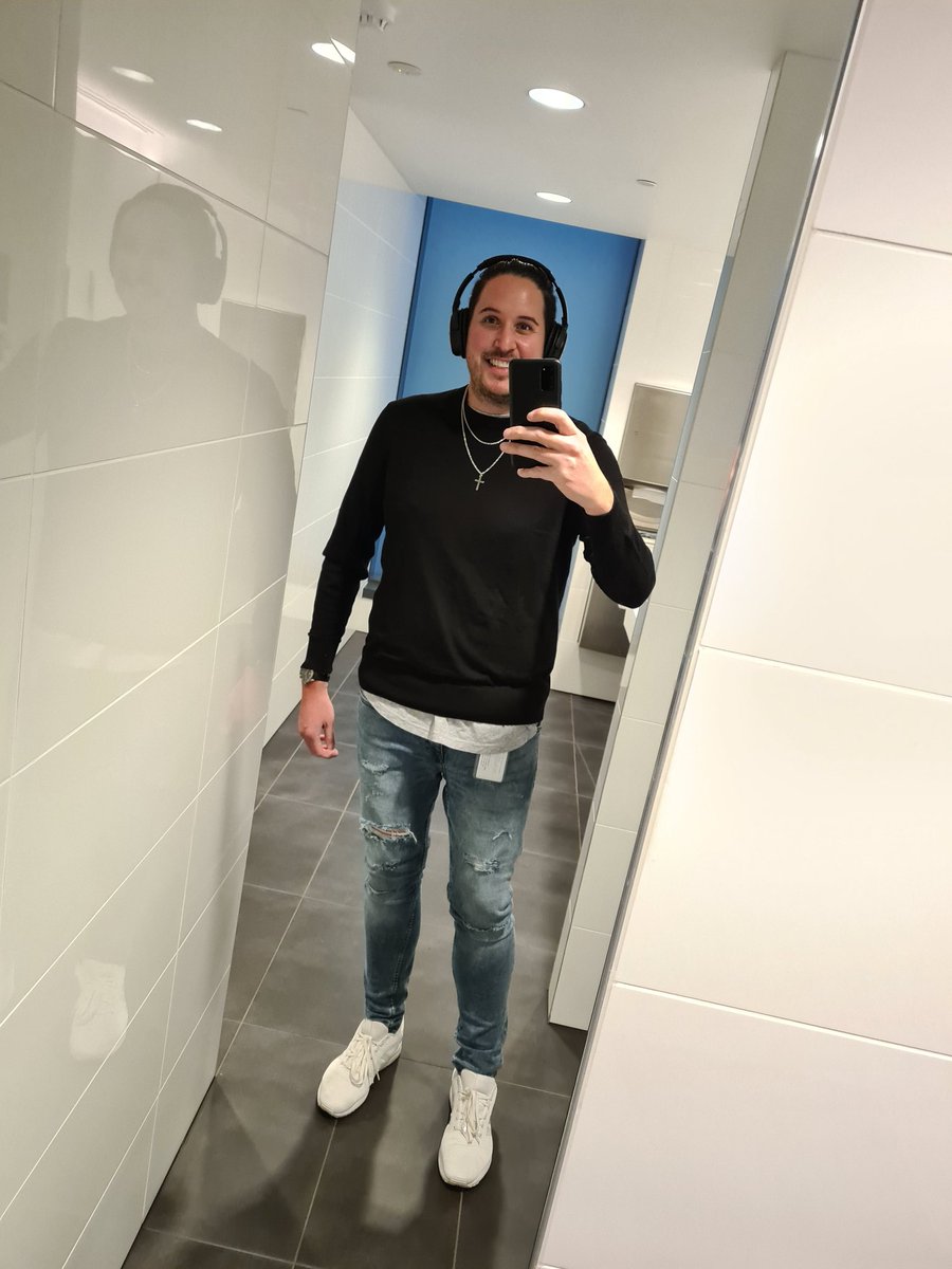 DamnDanielYaFly's tweet photo. Got the chain out for Italy going into the office today. 
#DontWatchSoccer #CovidFreeSince93 #WorkingInOffice https://t.co/DaDQn5qmgk
