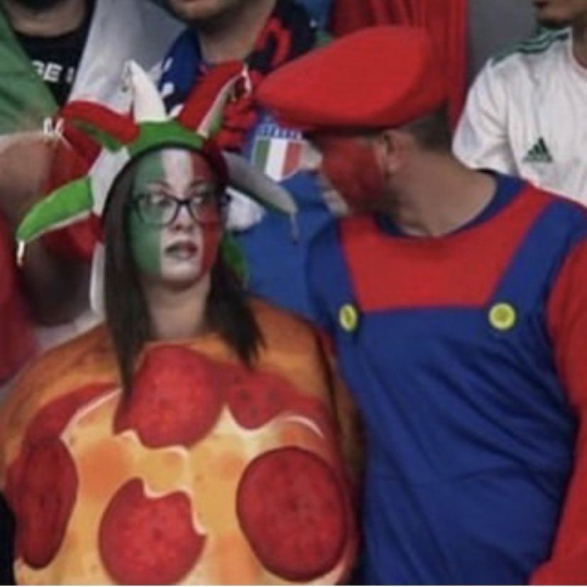 Firar Super Mario EM guldet med en Pizza nu är frågan ? #couplegoals #italy #winners 