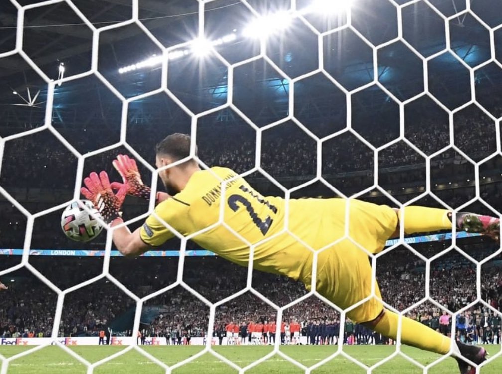 stepxaway's tweet photo. it’s coming but it’s coming at rome
#ItalyVsEngFinal #ita #Italy #InghilterraItalia #Italywin https://t.co/p77G2arbGA