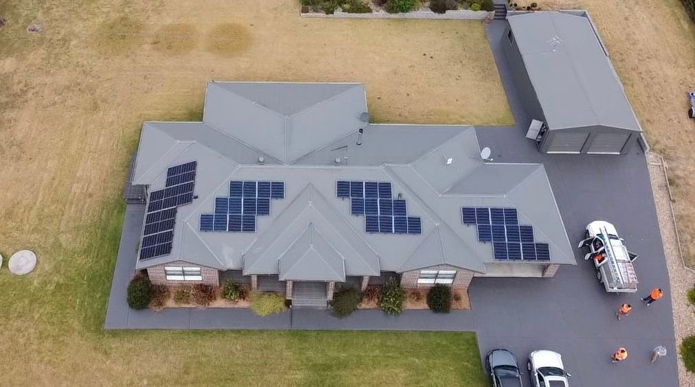 CASESolar's tweet photo. 11.88kW in #Oakdale
This fantastic system comprises of 27 x Jinko Solar Tiger Pro 440W panels laid in landscape on the awesome Clenergy Hollywood Black Racking and connected to an SMA 10kW TriPower backed by our #PowerUpPartners 10 year warranty
#CASEsolar
#Sunfarmer
#PVSolar https://t.co/zNcdKwYz43