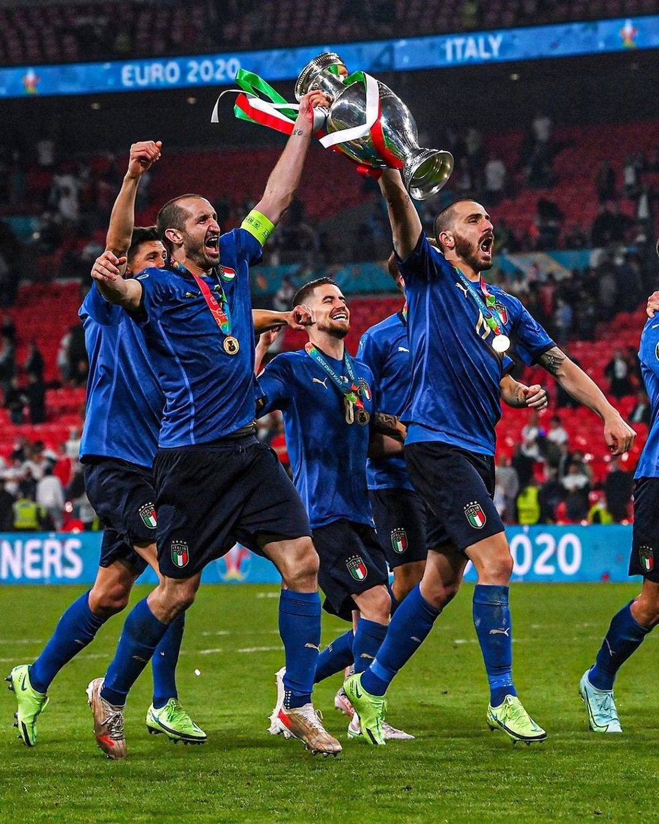 433's tweet photo. HUMAN BRICK WALL 🧱🇮🇹 https://t.co/kXHqomr4tM
