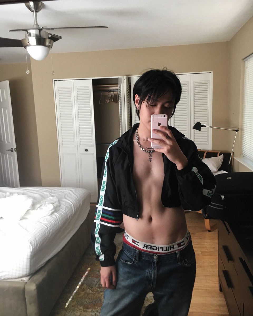 @ 𝐁𝐀𝐃𝐁𝐎𝐘𝐋𝐎𝐎 ⦂ 
           Instagram post͟. ⌢
                      #Rolband.

Muy cansado de viajar y con Jetlag, pero feliz y emocionado por todas las cosas nuevas que llegarán a mi vida, extrañaba tanto California.