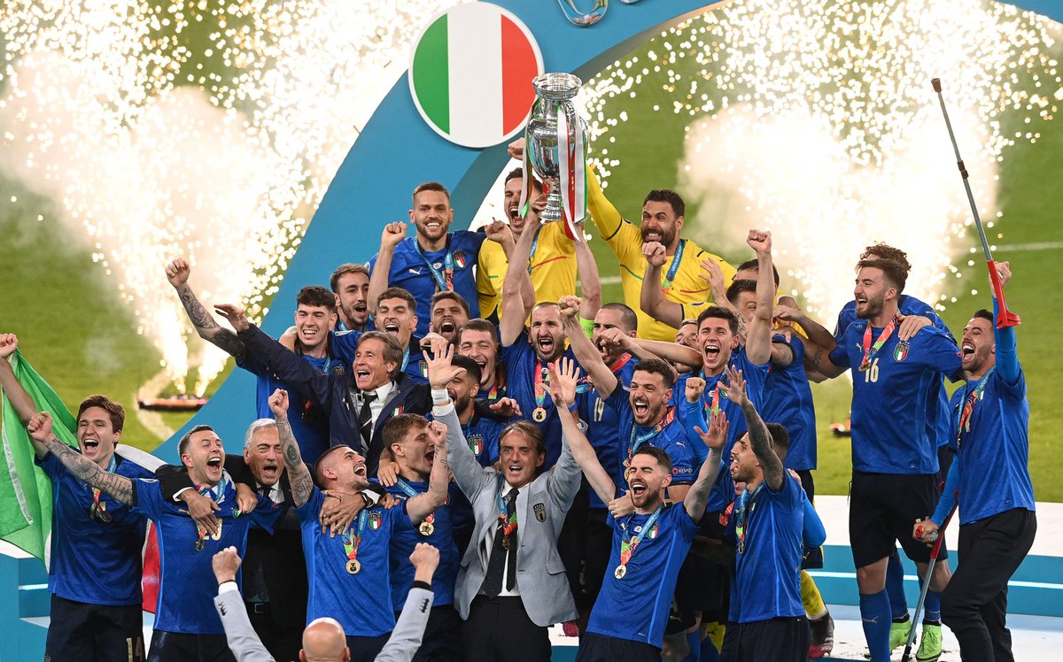LAcadevy's tweet photo. @Vivo_Azzurro CAMPEÓN DE LA @EURO2020
Se cierra El #ModoEURO
Y Estámos Muy Orgullosos de habérselos traídos
Gracias @volumenDportivo @TonoRangelC @ElMoye_9 @JpDragonetti @jbarron_15 y @ElReyMeister de haber hecho real este experimento https://t.co/EKxN5GrQIw