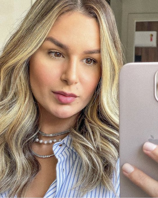 ZAMENZA's tweet image. Iverson de Souza Araújo,mais conhecido como DJ Ivis, agrediu a mulher Pamella Holanda,de 27 anos, em 1° de julho, e depois de tê-la ameaçado com uma faca não foi preso nem por 2 min. Com laudos e vários vídeos comprovando as agressões. Ainda ganhou seguidores. O Brasil é um lixo.