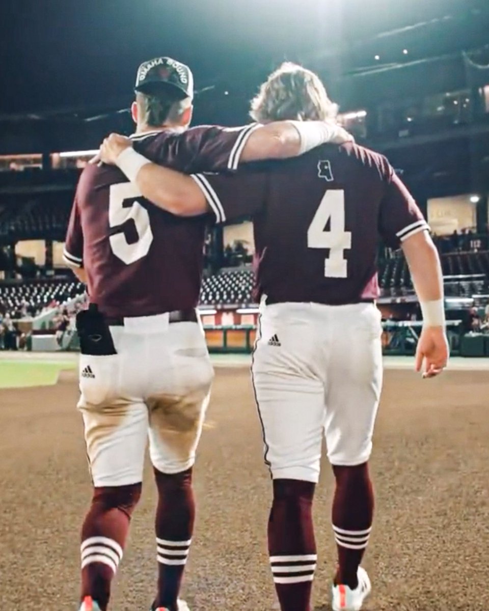 SECNetwork's tweet photo. RT if you think this should be the statue. 

@Tanner_Allen10 @rowdey_jordan86 🐶🏆 https://t.co/yjSnPgCakX