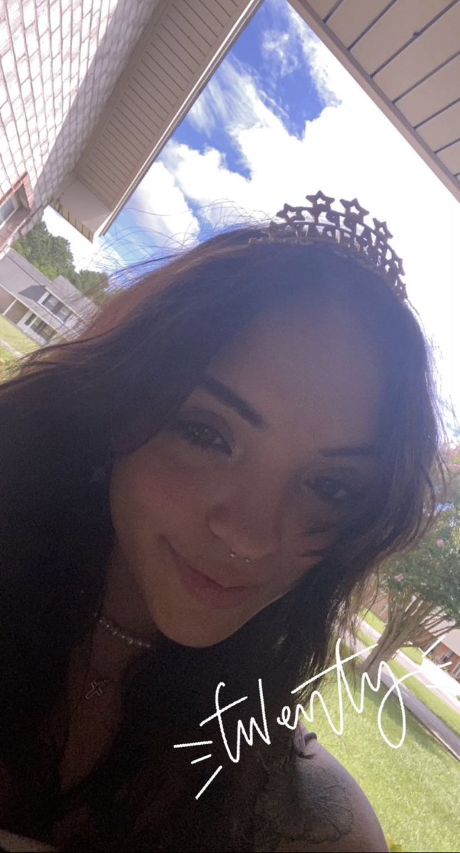 _chloehenry_'s tweet photo. forgot to tell yall i’m 20 https://t.co/Asz4bnn5p2