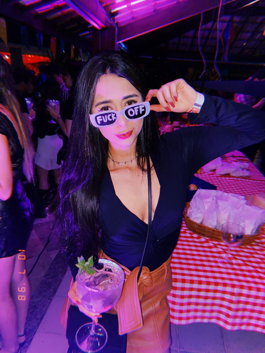rafaaelacostaa's tweet photo. só pq amei sas fotos e esses óculos 😎 https://t.co/uvfbDB1D7h