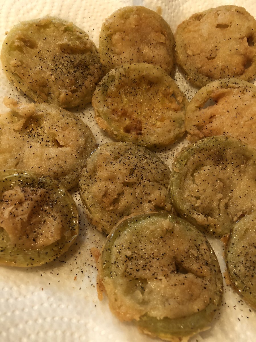 mhilyer85's tweet photo. Dinner tonight. Southern fried chicken Cajun cornbread fresh purple hull peas and fried green tomatoes https://t.co/pt1lVENWmN