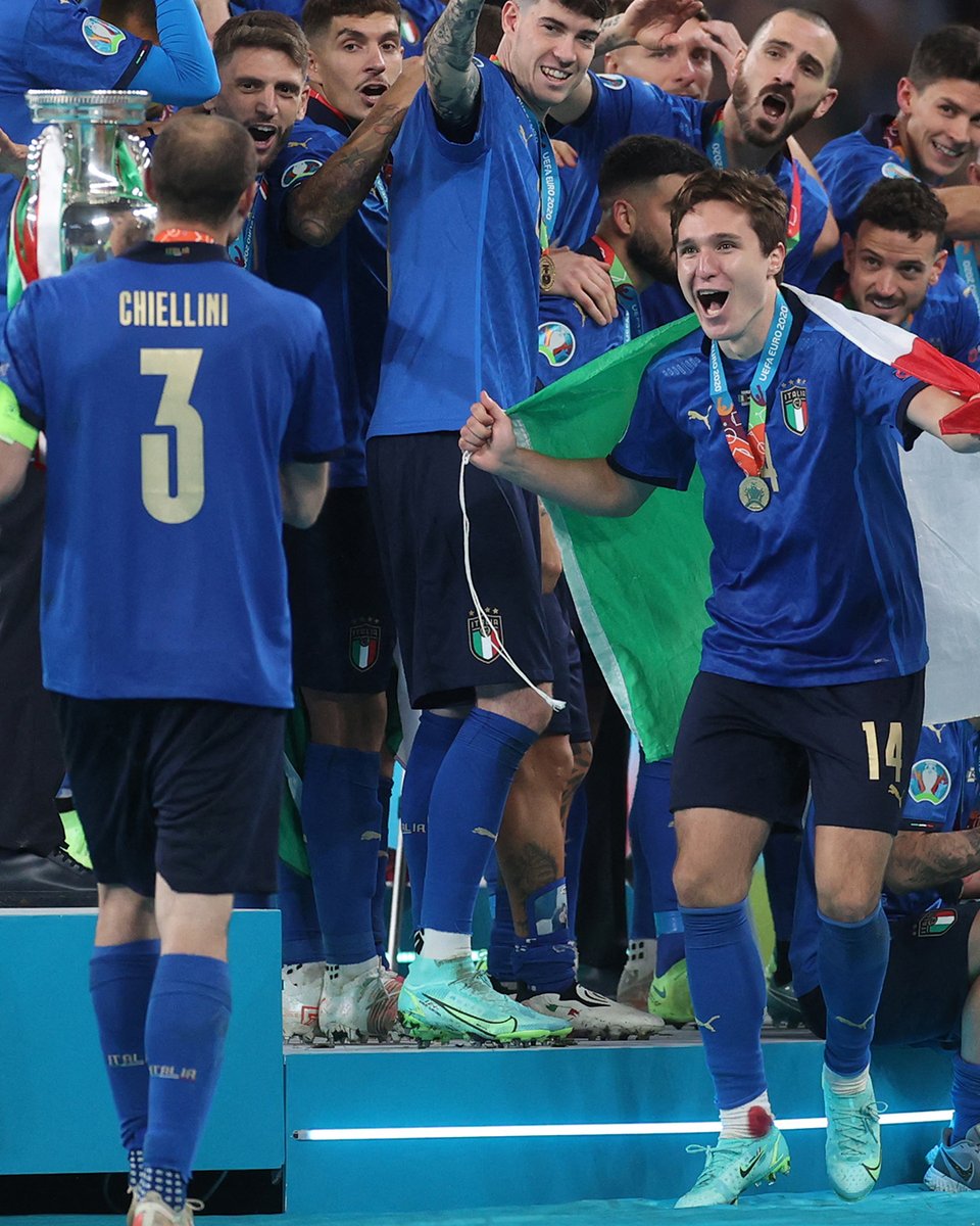 juventusfc's tweet photo. 𝗔𝗟𝗭𝗔𝗧𝗘𝗟𝗔 𝗔𝗟 𝗖𝗜𝗘𝗟𝗢, 𝗙𝗔𝗕 𝗙𝗢𝗨𝗥! 🏆🇮🇹

Orgogliosi di voi! 😍⚪️⚫️

#ForzaJuve #EURO2020 https://t.co/5J4N65xcN2