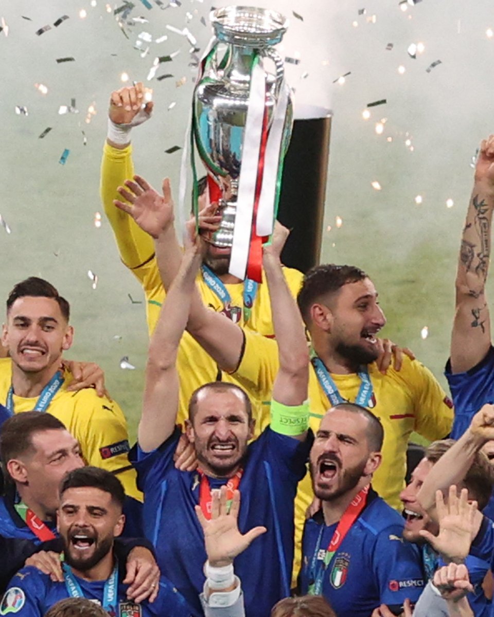 juventusfc's tweet photo. 𝗔𝗟𝗭𝗔𝗧𝗘𝗟𝗔 𝗔𝗟 𝗖𝗜𝗘𝗟𝗢, 𝗙𝗔𝗕 𝗙𝗢𝗨𝗥! 🏆🇮🇹

Orgogliosi di voi! 😍⚪️⚫️

#ForzaJuve #EURO2020 https://t.co/5J4N65xcN2
