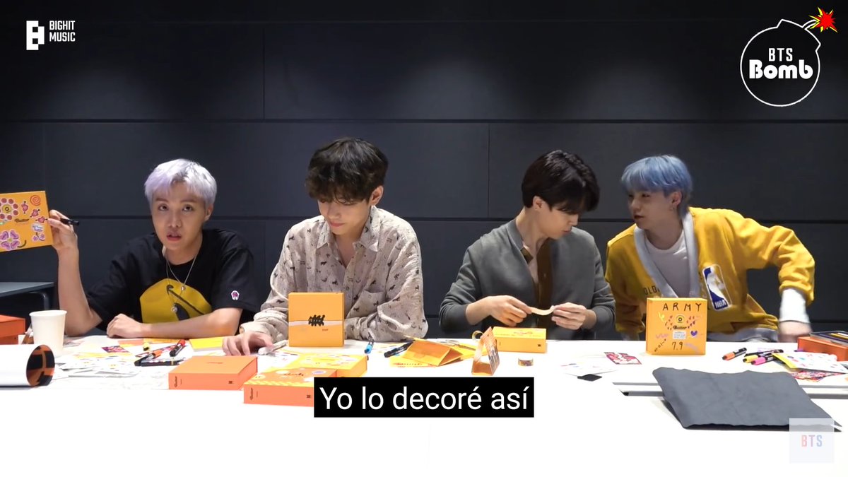 vnamroo7's tweet photo. Cuando Hobi estaba contando cómo decoró su álbum, Yoongi quiso verlo mejor y casi se cae de la silla y dijo: "Casi me voy... Casi me voy para casa" JAJJA y Jimin lo miro así como "wtf!?" AMO xD
#PermissiontoDance #albumbutter #BTS https://t.co/mCCfzC6lLH
