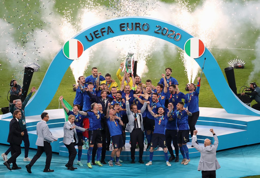 Il risultato è solo una parte del gioco ma questo risultato, questa vittoria, queste lacrime di gioia sono dedicate a voi.
Abbiamo scritto la storia!
💙 FORZA AZZURRI

#Euro2020