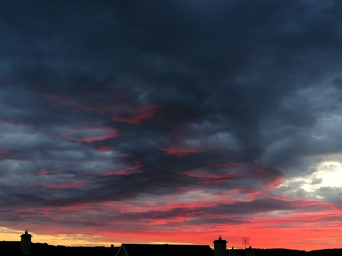 Just a wow skyline tonight 😎@deric_tv @GemHobby @Liam_Ball92 @Petagna @Arklowweather @Meteorite58 @jcsuffolk111 @DnPhotographys @AudreyMcGrath @MetEireann @WeatherRTE @MariaMazraz @Sarah_Gin_Fiend @seanscanlon #VMWeather  @vampiresiren2 @Joeynoble @simon_weather @clarenasir