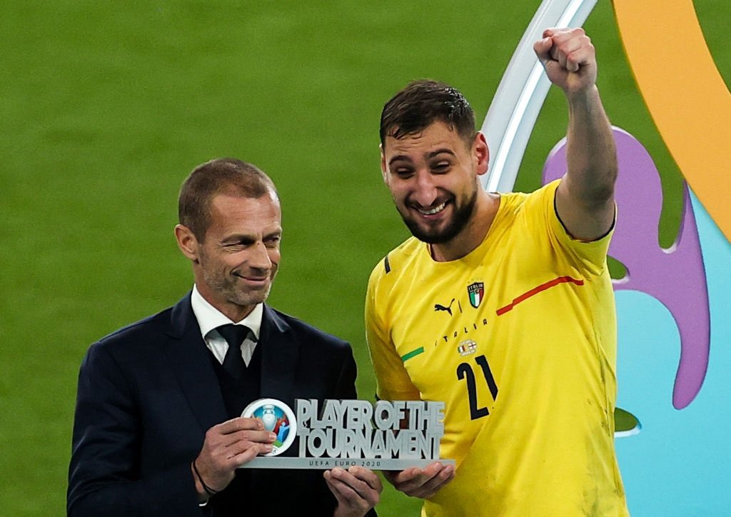 sport7trans7's tweet photo. Gianluigi Donnarumma dinobatkan sebagai Pemain Terbaik Euro 2020. 👑

✅ Kiper pertama yang dianugerahkan penghargaaan tsb.

Fans AC Milan pasti bangga melihatnya. Eh. 🥲 https://t.co/4lrT9s6ldt