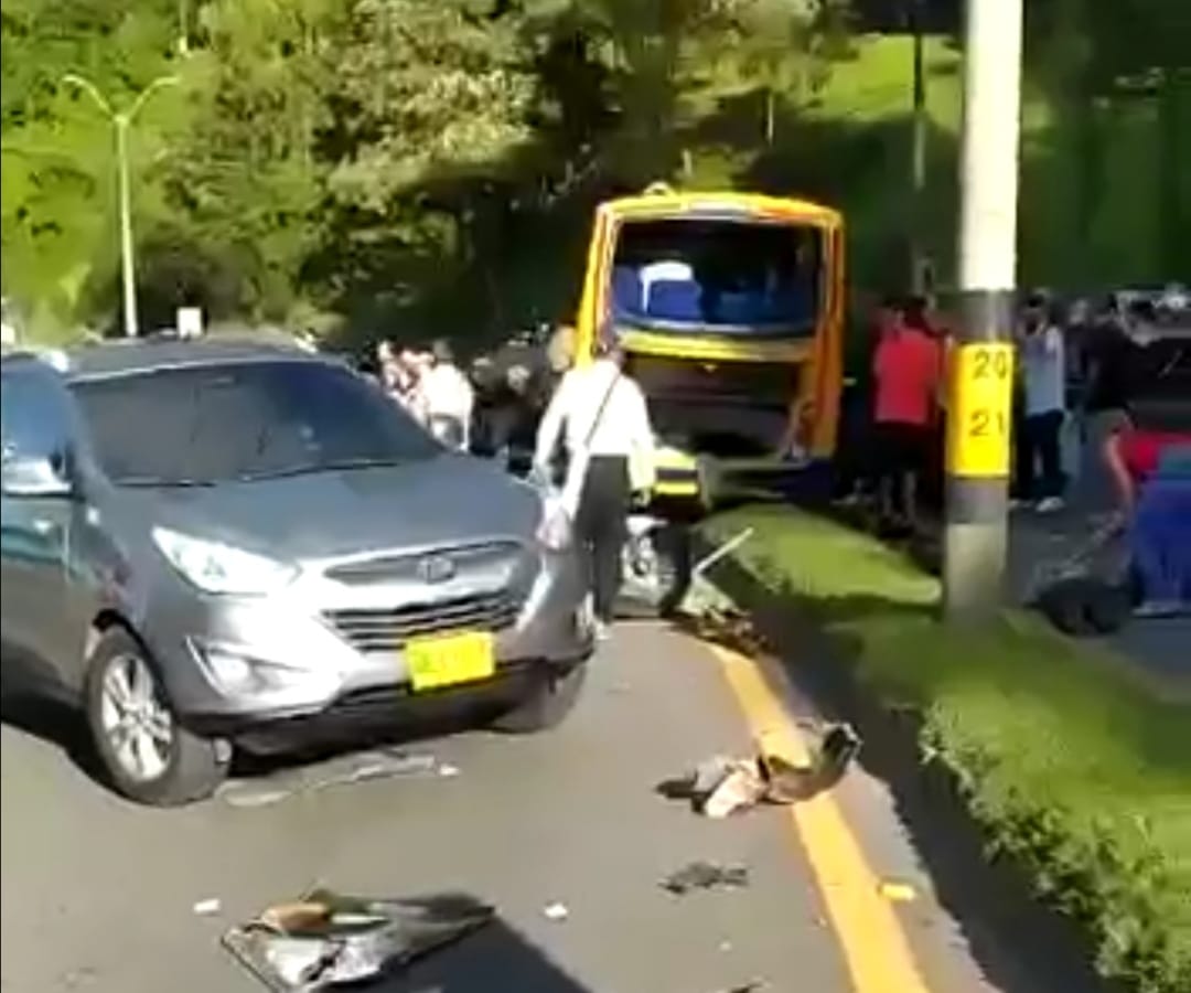 #ATENCIÓN A esta hora se registra grave accidente de tránsito en el sector Altos de la Virgen de la autopista Medellín-Bogotá, donde colisionaron vehículos particulares y un bus de servicio público. Hay un sinnúmero de personas heridas y se verifican fallecidos. #VocesySonidos