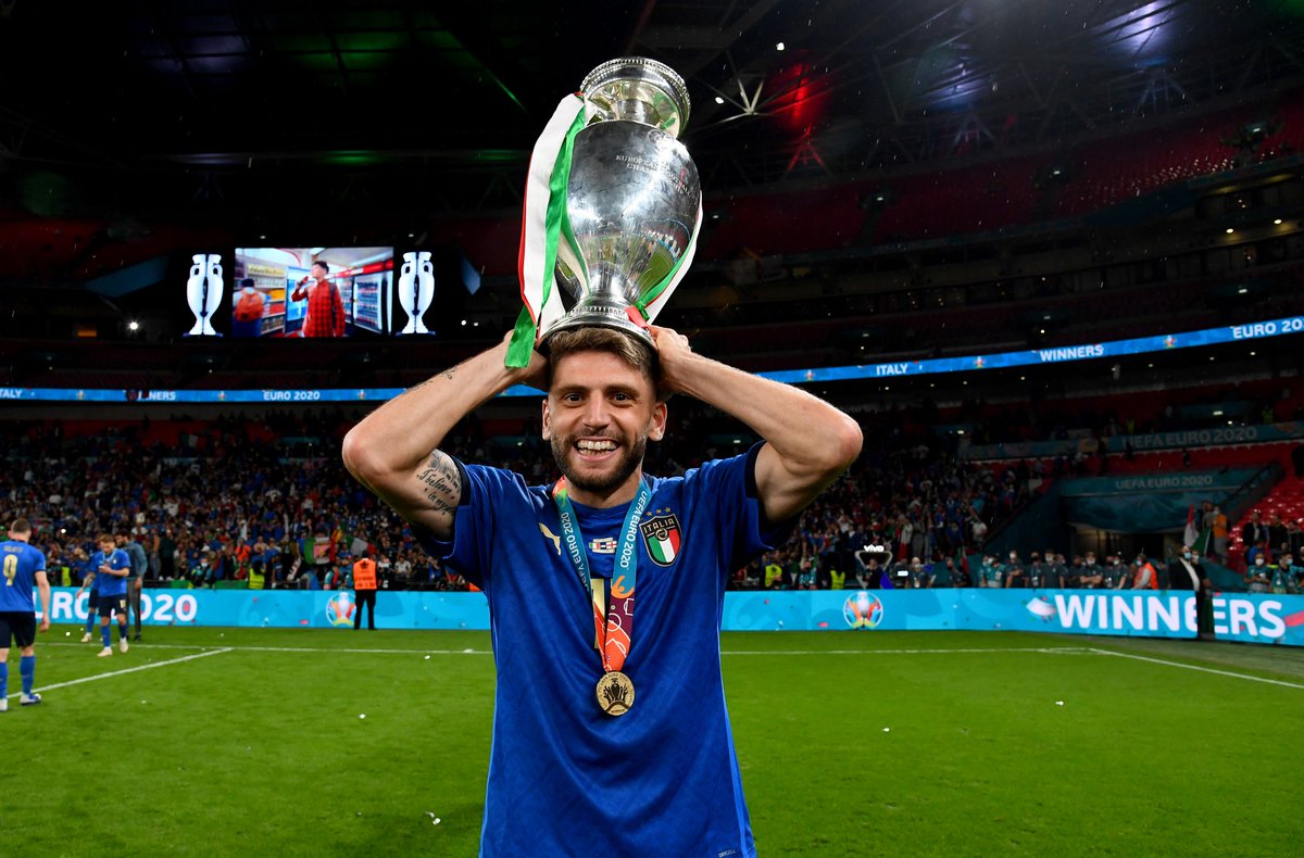 Azzurri_En's tweet photo. Things you love to see 😍🏆

#VivoAzzurro #EURO2020 #ITA #ITAENG https://t.co/McOEUqgo1w