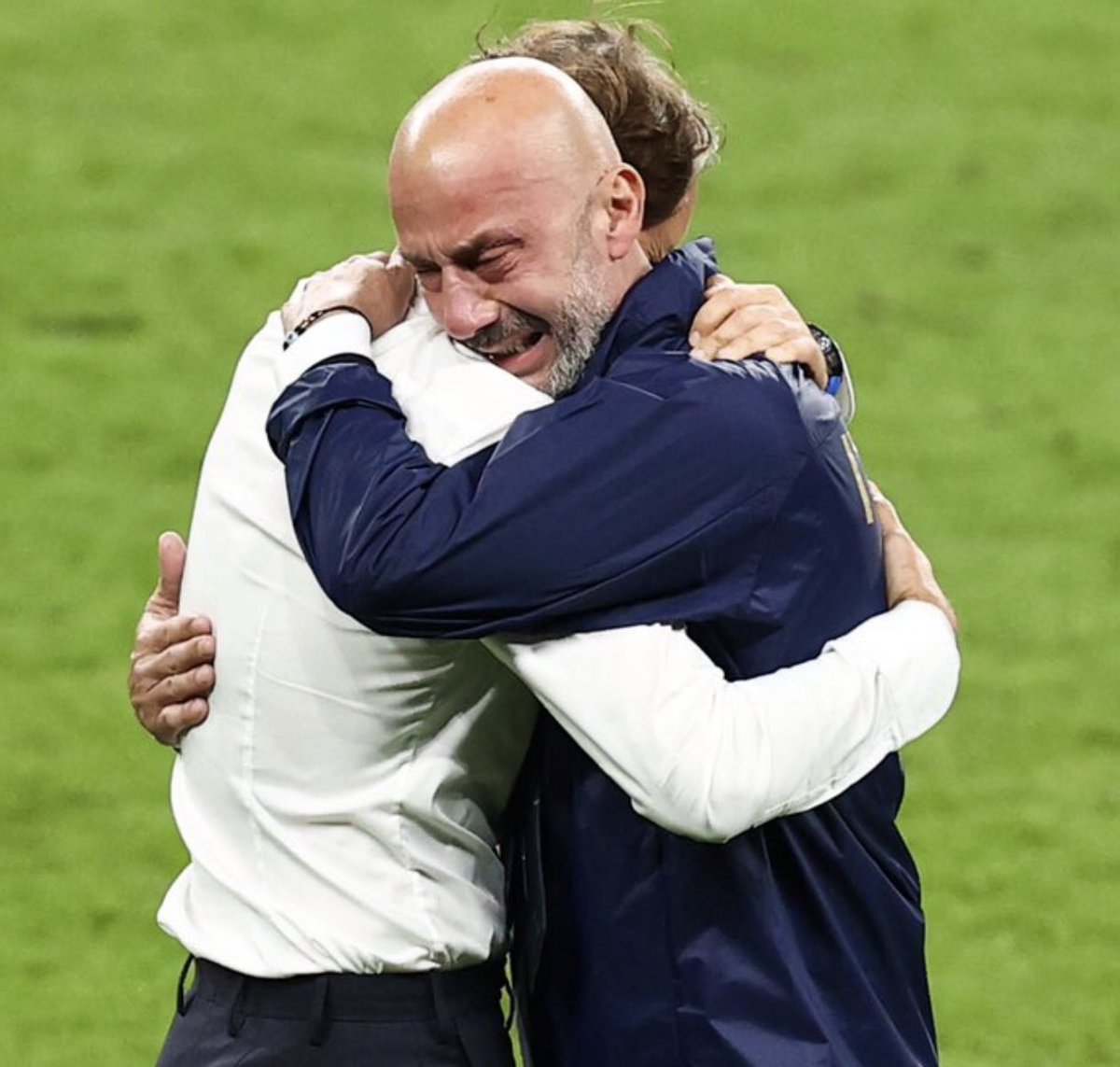 lo_osservatore's tweet photo. Sarà l'età, ma questo è l'abbraccio più bello. #ItsComingRome #ItaliaInghilterra #Euro2020Final https://t.co/RWcXNeolPg