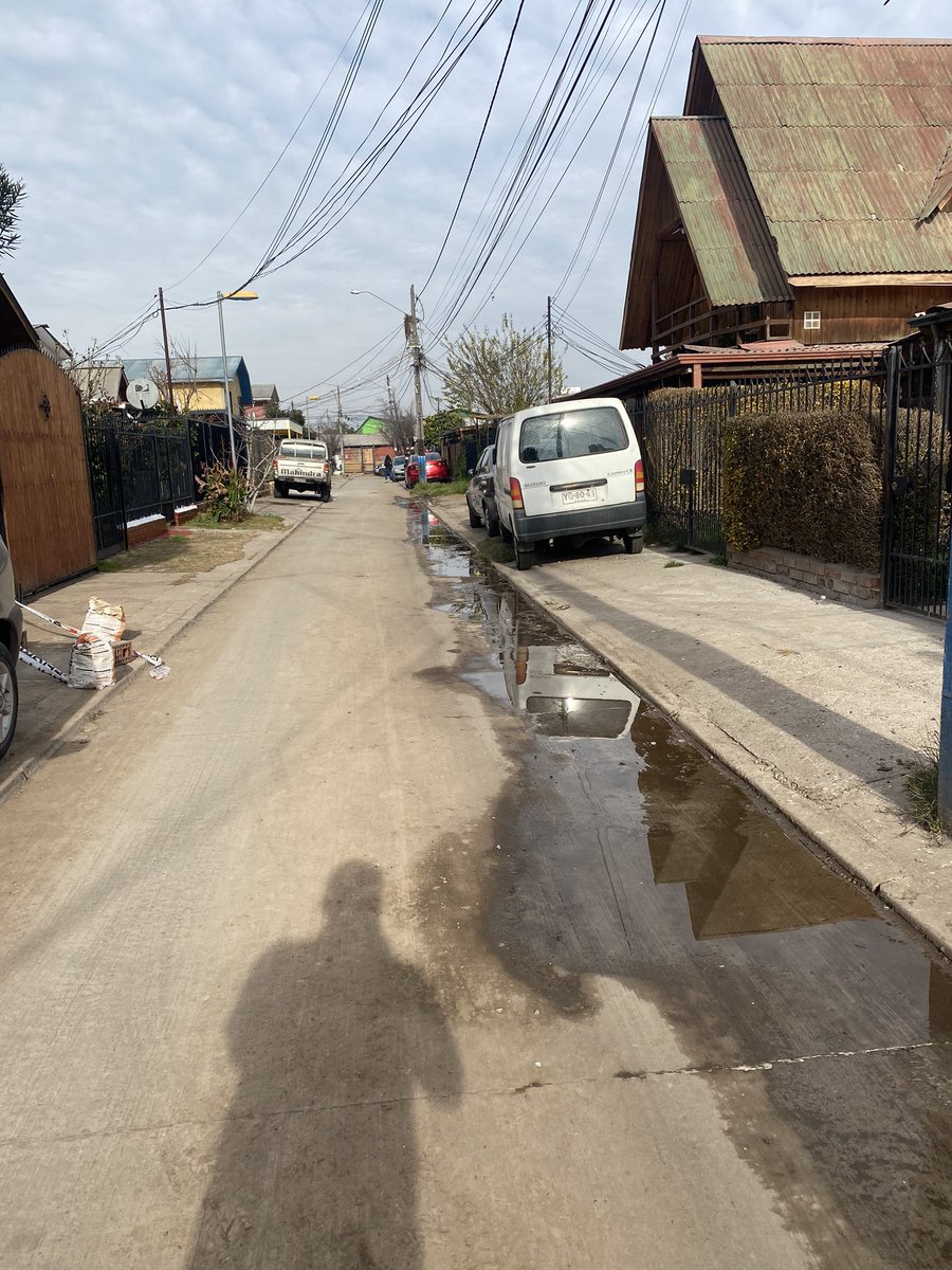 fcosalasa's tweet photo. @SMAPA_MAIPU cuando vendrán a arreglar la fuga fuera en mi casa llevo 5 reclamos ingresados y solo me indican que el técnico vendrá, tengo el pasaje lleno de agua,  ya van  2 meses y ninguna respuesta ¿que más hay que hacer para una solución?   @TomasVodanovic @Muni_Maipu https://t.co/E5vM6z3e0u