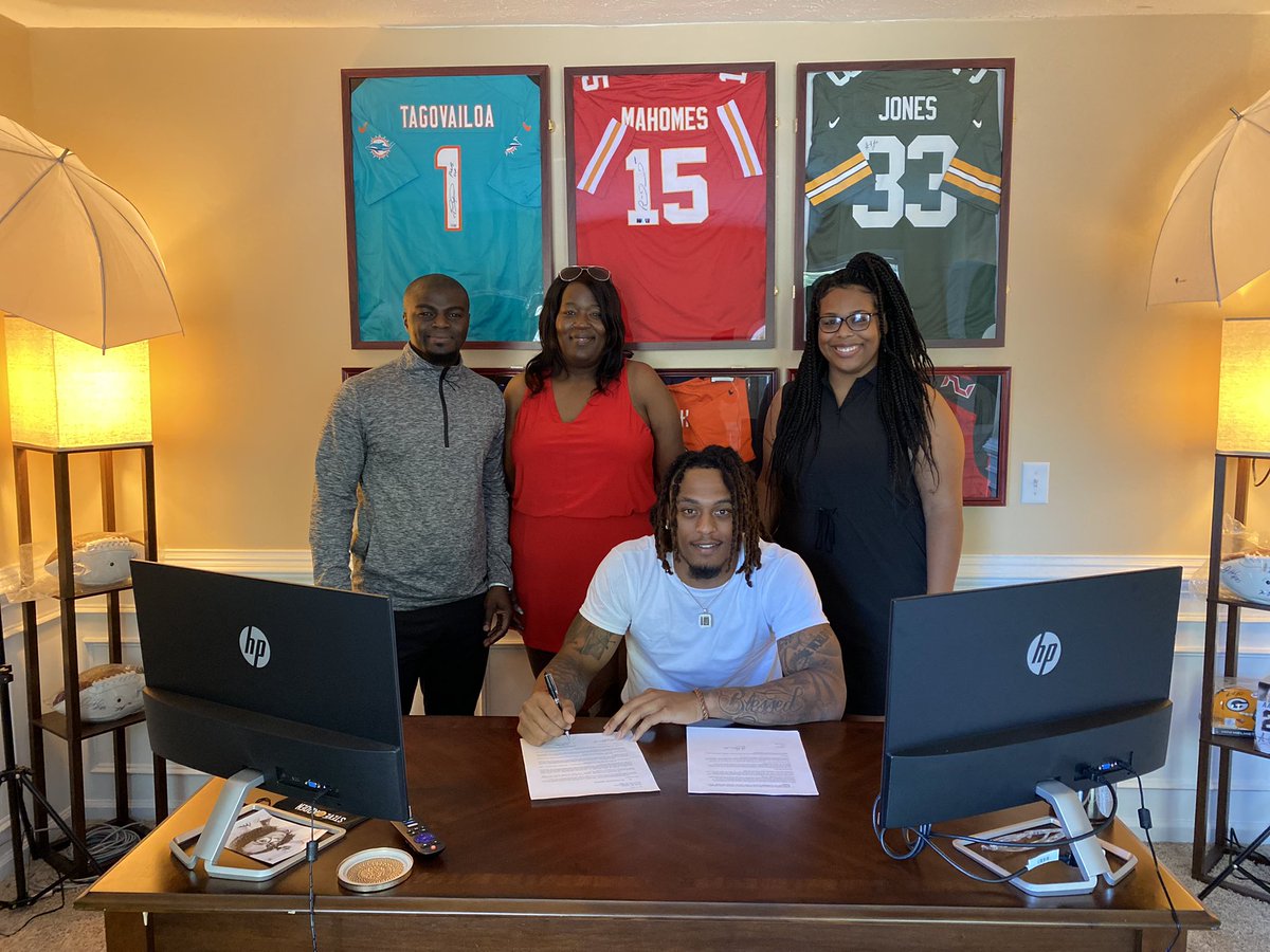 rjroderick5's tweet photo. Blessed to announce that I will be partnering with the best out! 🔥@SteinbergSports @selwyngroberts  for NIL representation! Appreciate you guys and ready to get to work! #TGBTG https://t.co/6TA1QCy59b