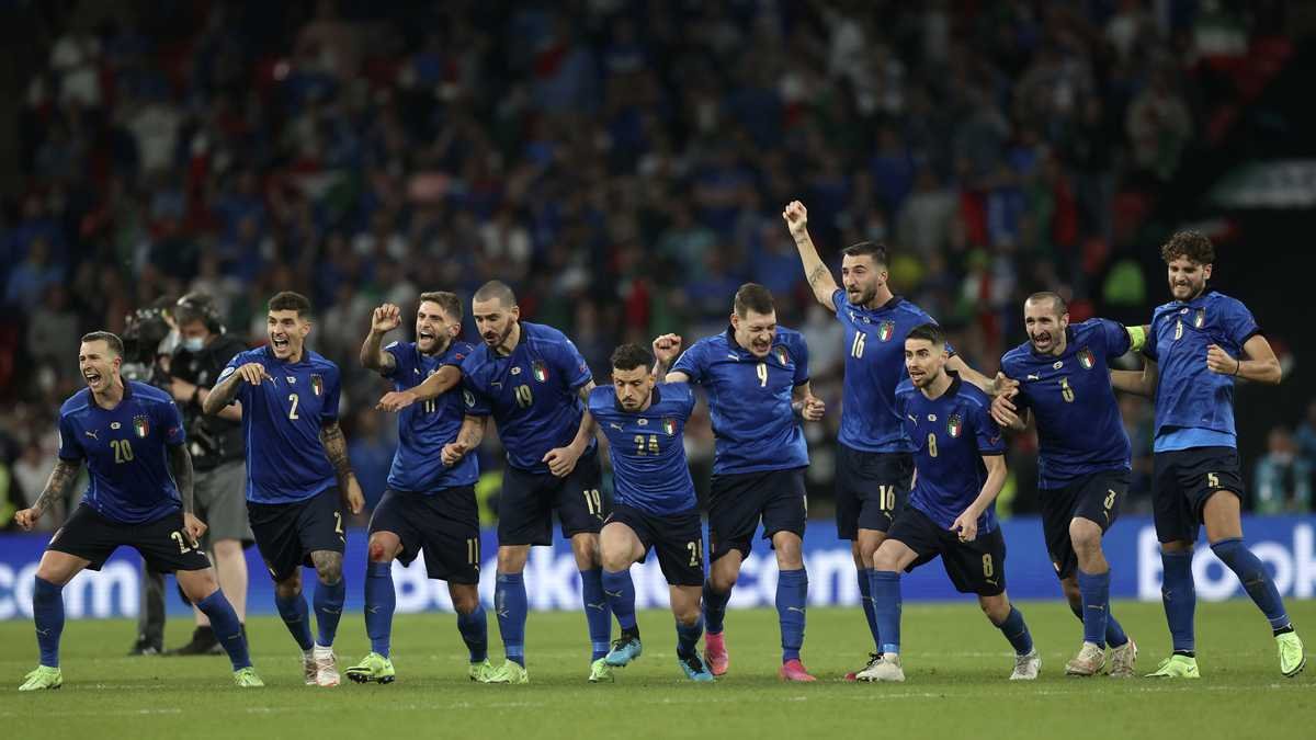 barba_candado's tweet photo. Sólo dos equipos extranjeros han podido, en toda la historia del futbol, dar la vuelta olímpica en Inglaterra.
Hoy fue el turno de Italia, en Wembley, única Selección.
En 1968, la hazaña la logró Estudiantes de La Plata, en Old Trafford, único club. 
Así es la mística. https://t.co/tJm7WoWDMZ