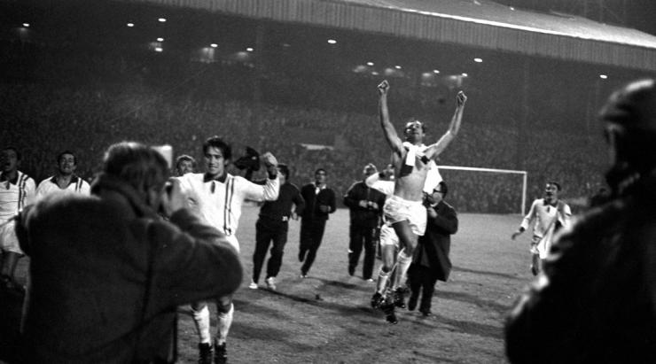barba_candado's tweet photo. Sólo dos equipos extranjeros han podido, en toda la historia del futbol, dar la vuelta olímpica en Inglaterra.
Hoy fue el turno de Italia, en Wembley, única Selección.
En 1968, la hazaña la logró Estudiantes de La Plata, en Old Trafford, único club. 
Así es la mística. https://t.co/tJm7WoWDMZ