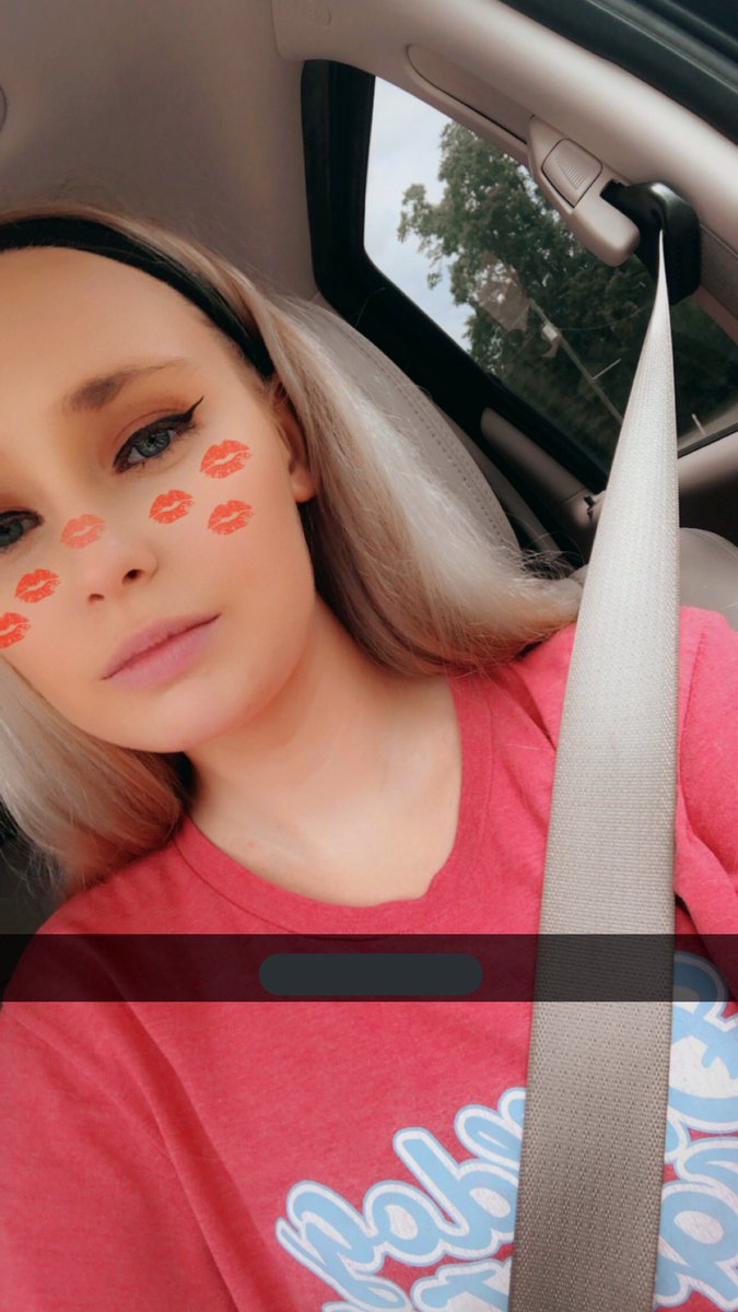 AddIfYouSeeMe's tweet photo. “I’m falling apart right in front of your eyes but you don’t even see me.”#BaddieQueen #LightOnMe #beautiful #CashAppForHotties #depression #mentalhealth https://t.co/ePVNL6cwXD