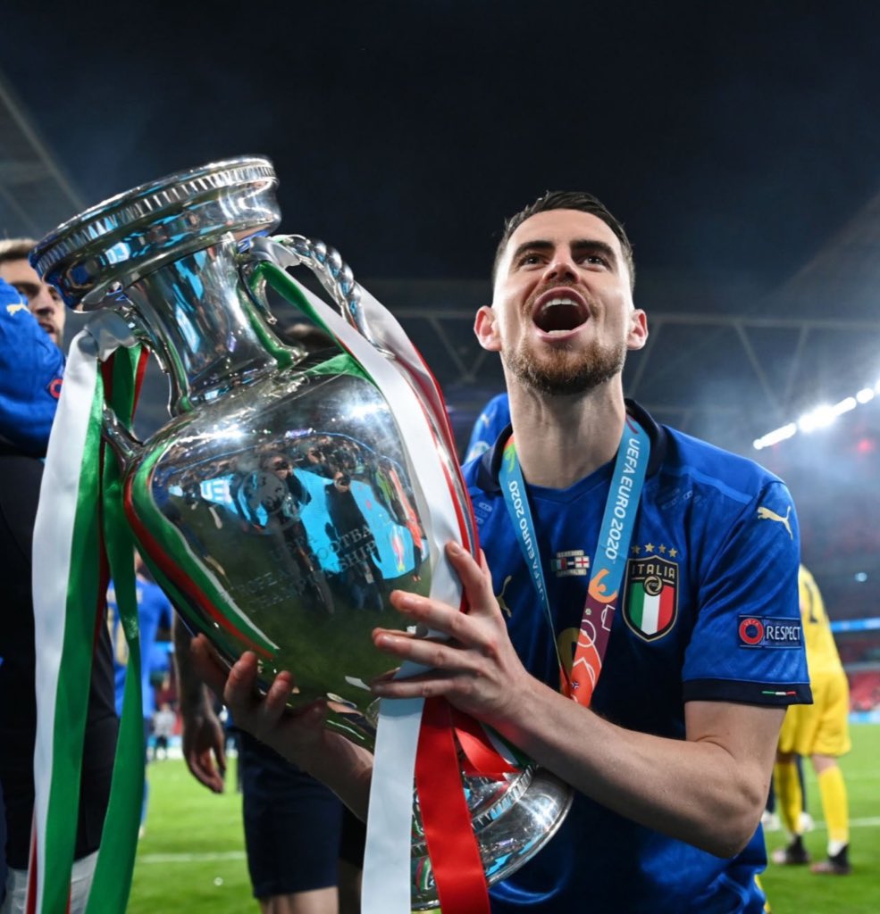 azzuri_4's tweet photo. 📸 صور لاعبين المنتخب الايطالي مع كأس البطولة تحت هذي التغريدة #EURO2020 https://t.co/fbeYSq8h0C
