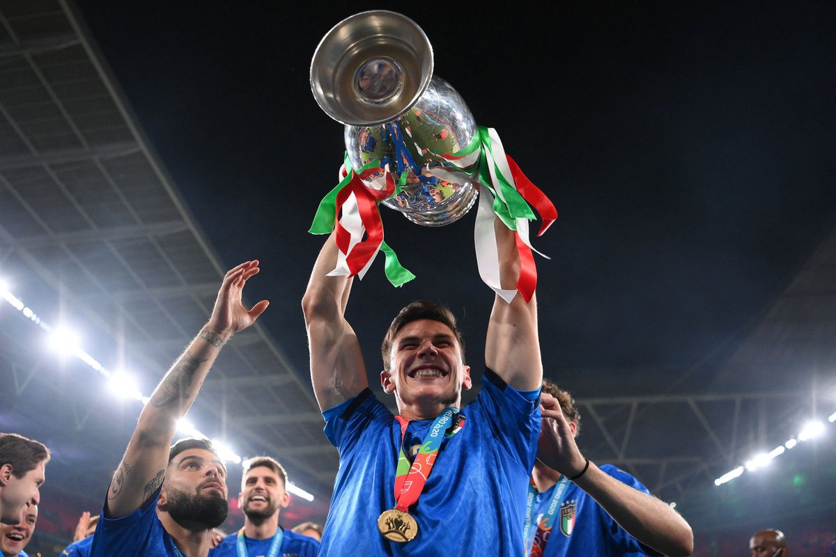azzuri_4's tweet photo. 📸 صور لاعبين المنتخب الايطالي مع كأس البطولة تحت هذي التغريدة #EURO2020 https://t.co/fbeYSq8h0C