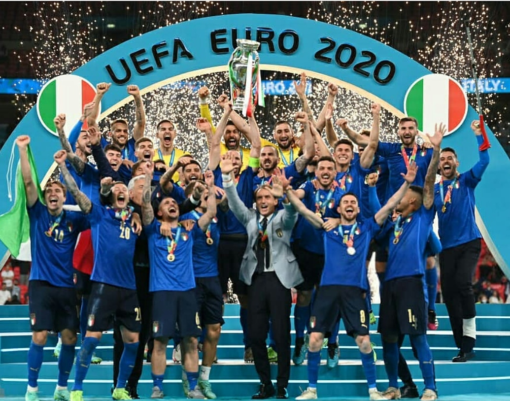predict_22's tweet photo. Historic Win!!

Italy champion of Europe after 53 years!
 🇮🇹⚽️🥇

#italia #campionideuropa2021❤️  #campionideuropa #italia #nottimagiche #goal #euro2020 #mancini #uefa #calcio #uefaeuro2020  #laforzadelgruppo #forzadelgruppo #champion #euro2021 #italy https://t.co/24DTxbykif