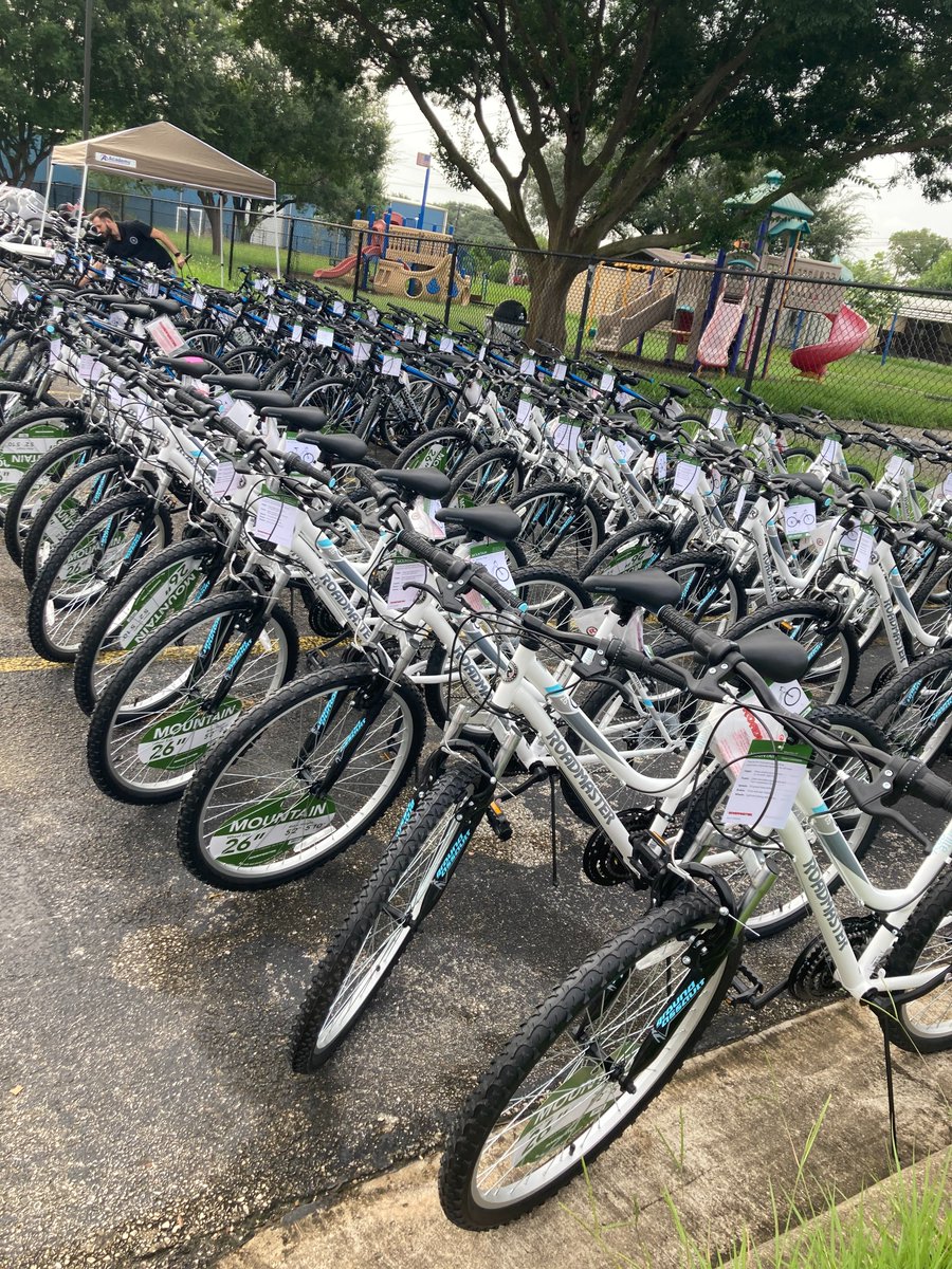JRHwrap's tweet photo. Thank you to Bikes For Excellence for this wonderful opportunity at J.R. Harris!! @jrharris166 Giving our students this opportunity will be forever remembered! A GREAT thank you! @mpjaimes1 @CarolforTexas @WRS_Briscoe @RobertGallegos_ @LiraSerg @houstonpolice #onebikeatatime🚲💙 https://t.co/3teetN6IBX