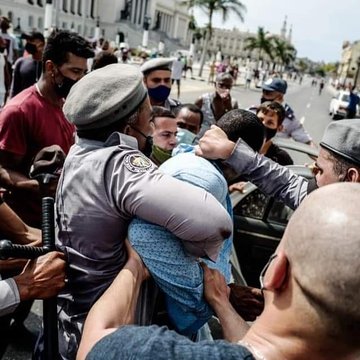 LahitteCarlos's tweet photo. ✅Se reportan varios heridos en las protestas contra la dictadura que suceden en Cuba.
En Camagüey los uniformados dispararon contra los manifestantes 
Que el mundo se entere de la Represión Comunista en Cuba https://t.co/EXtCiPvlp8