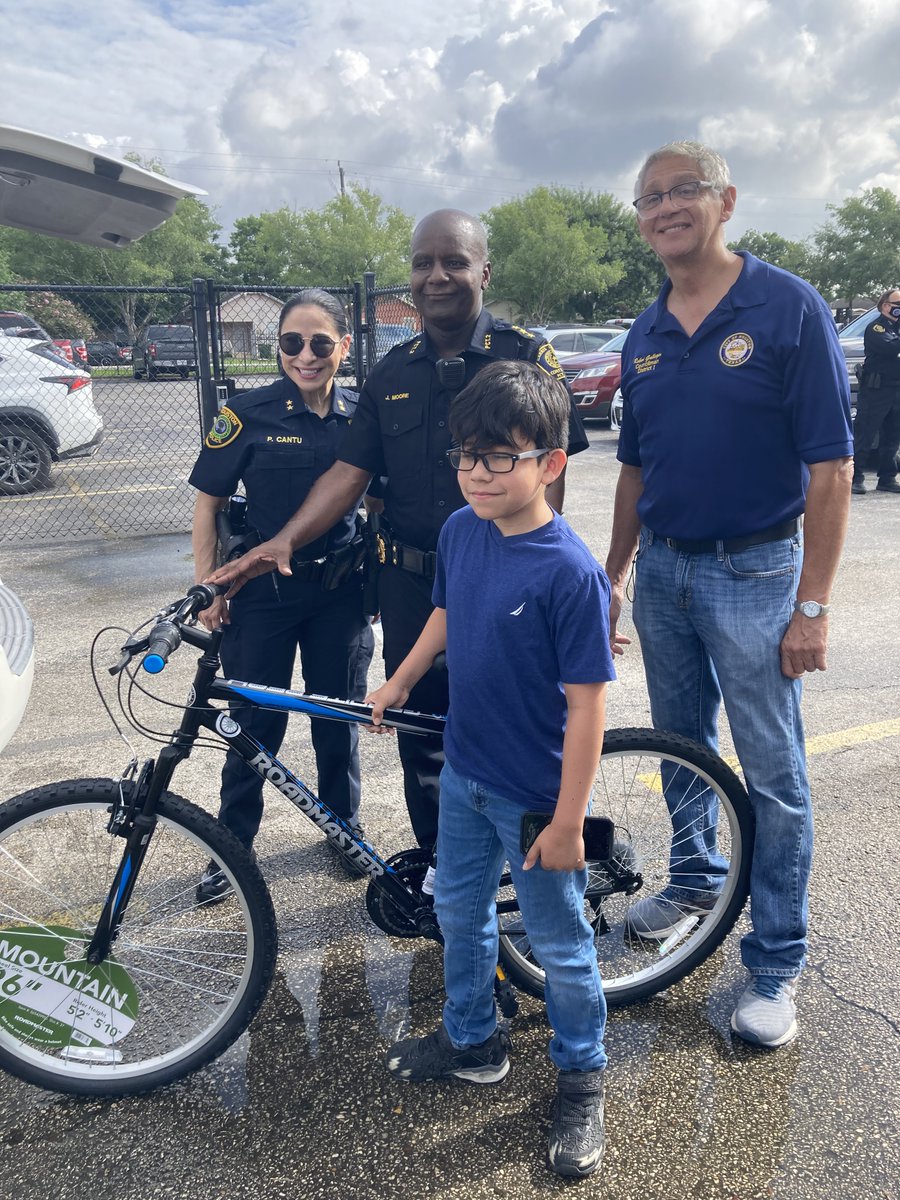 Thank you to Bikes For Excellence for this wonderful opportunity at J.R. Harris!! <a href="/jrharris166/">JR Harris Elementary</a> Giving our students this opportunity will be forever remembered! A GREAT thank you! <a href="/mpjaimes1/">M P Jaimes B4E</a> <a href="/CarolforTexas/">Carol Alvarado</a>  <a href="/WRS_Briscoe/">yolanda alvarado</a> <a href="/RobertGallegos_/">Robert Gallegos</a> <a href="/LiraSerg/">Sergio</a> <a href="/houstonpolice/">Houston Police</a> #onebikeatatime🚲💙