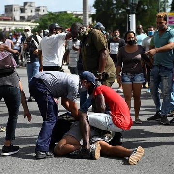 LahitteCarlos's tweet photo. ✅Se reportan varios heridos en las protestas contra la dictadura que suceden en Cuba.
En Camagüey los uniformados dispararon contra los manifestantes 
Que el mundo se entere de la Represión Comunista en Cuba https://t.co/EXtCiPvlp8