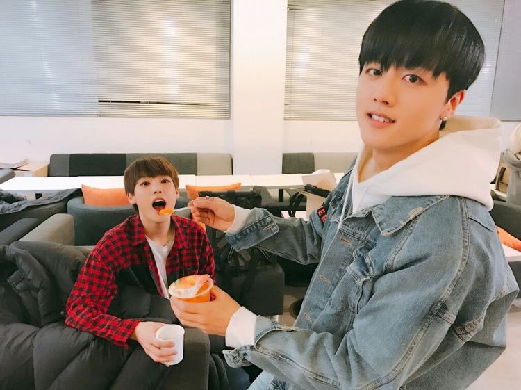 KYBLOOKS's tweet photo. Happy birthday kim inseong
@KISLOOKS 

#HAPPYINSEONGDAY
#최고의신사_인성생일_축하해 https://t.co/fFHsYOSlSw