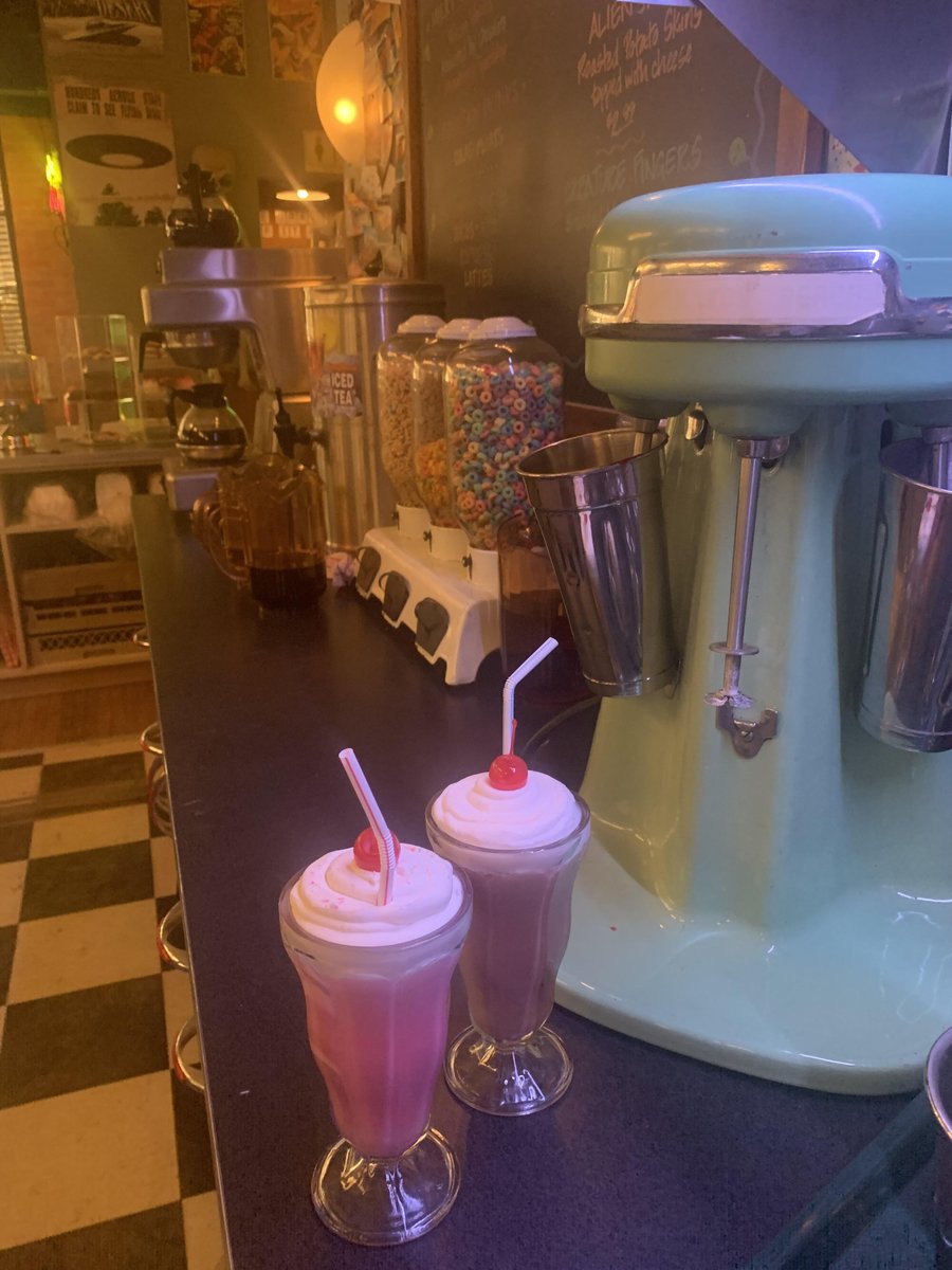 Errin_Joy's tweet photo. T-13 Drinks at the Wild Poney or Milkshakes at the Crashdown:
Yummy Caramel Milkshakes at the Crashdown if they make that flavor there.
#RoswellNM #Season3Countdown https://t.co/3WXs0YrCtu