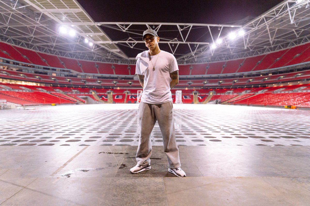 eminembr's tweet photo. Neste dia em 2014, Eminem se tornava o primeiro rapper a ser a atração principal do Estádio de Wembley, em Londres.

Estádio com capacidade para 90 mil pessoas, os ingressos se esgotaram em 45 minutos. E para segunda noite de show os ingressos se esgotaram em 60 minutos. https://t.co/UGrJcxrhX6