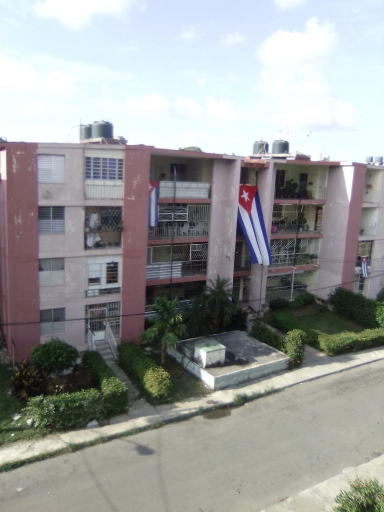 AlmaDelaSierra1's tweet photo. Aquí las imágenes de mi Barrio, este domingo.

La bandera cubana en los balcones!

Esta es #Cuba y aquí

#LaCalleEsDeLosRevolucionarios https://t.co/lJwfkBh2zn