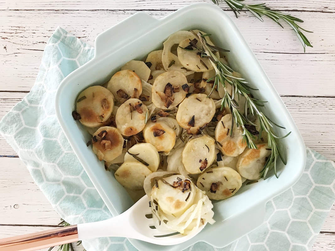 This Vidalia Onion and Potato Bake is a side dish that needs to join your weekly rotation. Better yet, double or triple this recipe to drop on your friend or neighbor's doorstep to spread the delicious love. Find the full recipe from <a href="/noshandnurture/">Mandi Pimental</a> below:
noshandnurture.com/sidessnacks/vi…
