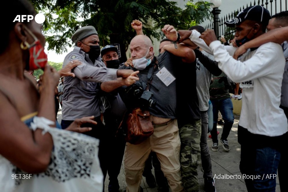nicaraguainvest's tweet photo. #Cuba | ▶ El fotógrafo de la Agencia AP Ramón Espinoza es llevado a empujones por la policía cubana fuera de las protestas a las que daba cobertura. Foto @AFPespanol https://t.co/n7PTkePvHY