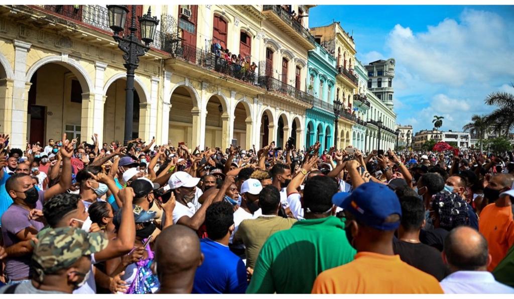 Ortodoxo6's tweet photo. So far escalation of the violence the police is not wearing uniform any more people of #cuba no have any weapons that there life #CubaLibre #Cuba #SOSCuba https://t.co/E7EDX2fTsm