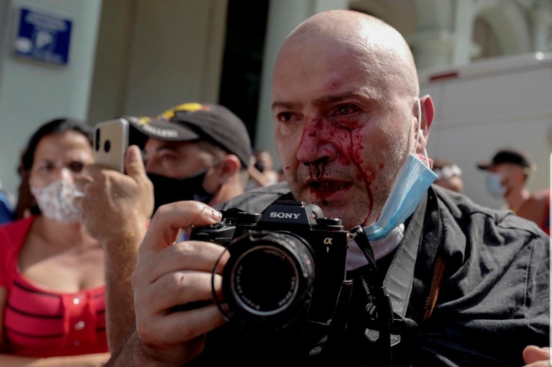ELONMUSKxjg's tweet photo. Toda mi solidaridad con el colega Ramón Espinosa, fotógrafo de @AP, que fue golpeado por la policía. #SOSCuba https://t.co/3ztfo9Lw6j