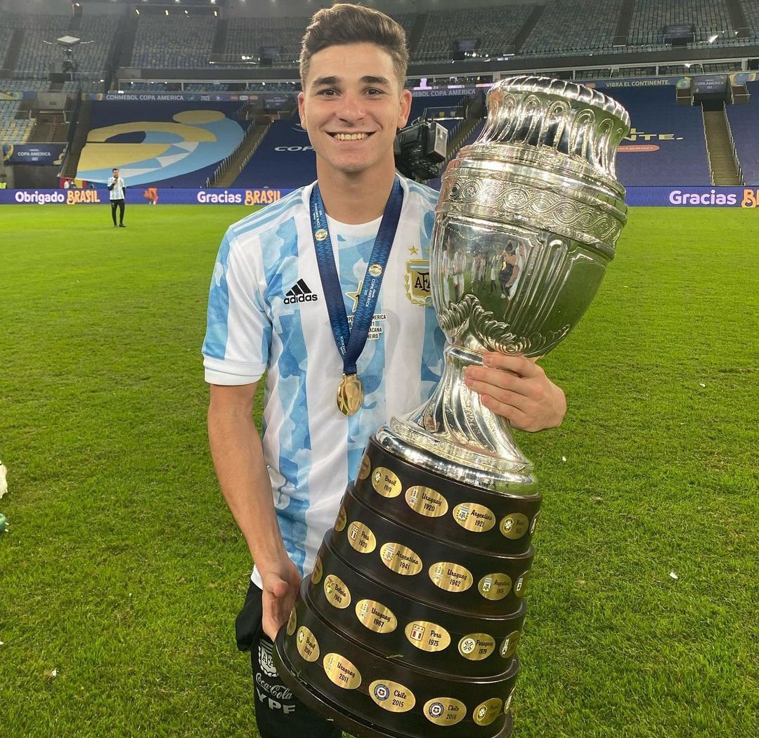 chomickirio's tweet photo. Tiene 21 años, apenas 70 partidos en primera y ya ganó una Libertadores a Boca en el Bernabéu y una Copa América a Brasil en el Maracaná. https://t.co/KPe6tpA7ZN