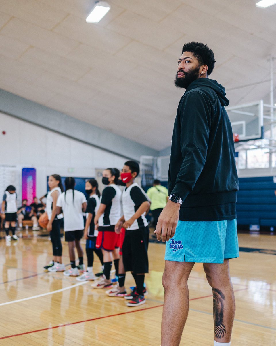 DrewLeague's tweet image. The Brow x The Drew

Anthony Davis pulled up to the Jr. Drew League this morning, stepping into drills and participating in a Q+A to discuss what it takes to exceed at the highest level. #TheDrew