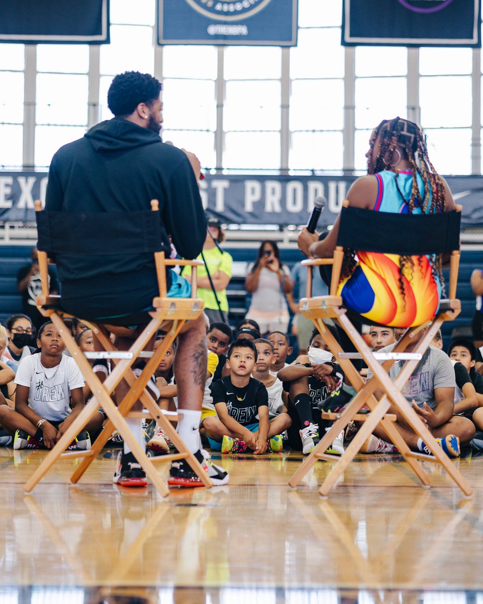 DrewLeague's tweet image. The Brow x The Drew

Anthony Davis pulled up to the Jr. Drew League this morning, stepping into drills and participating in a Q+A to discuss what it takes to exceed at the highest level. #TheDrew