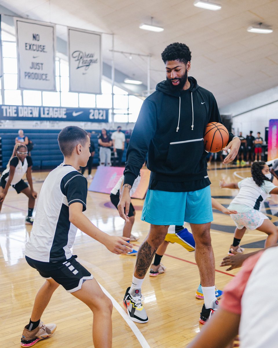 DrewLeague's tweet image. The Brow x The Drew

Anthony Davis pulled up to the Jr. Drew League this morning, stepping into drills and participating in a Q+A to discuss what it takes to exceed at the highest level. #TheDrew