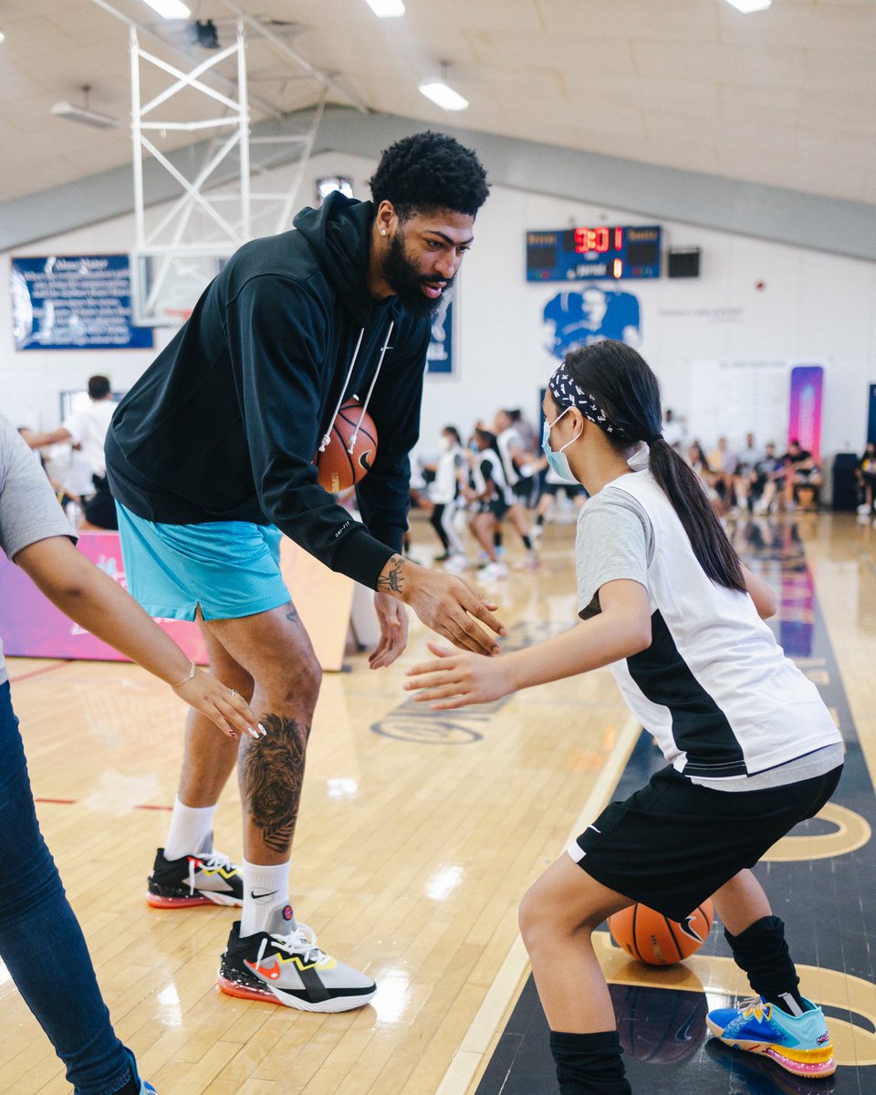 DrewLeague's tweet image. The Brow x The Drew

Anthony Davis pulled up to the Jr. Drew League this morning, stepping into drills and participating in a Q+A to discuss what it takes to exceed at the highest level. #TheDrew