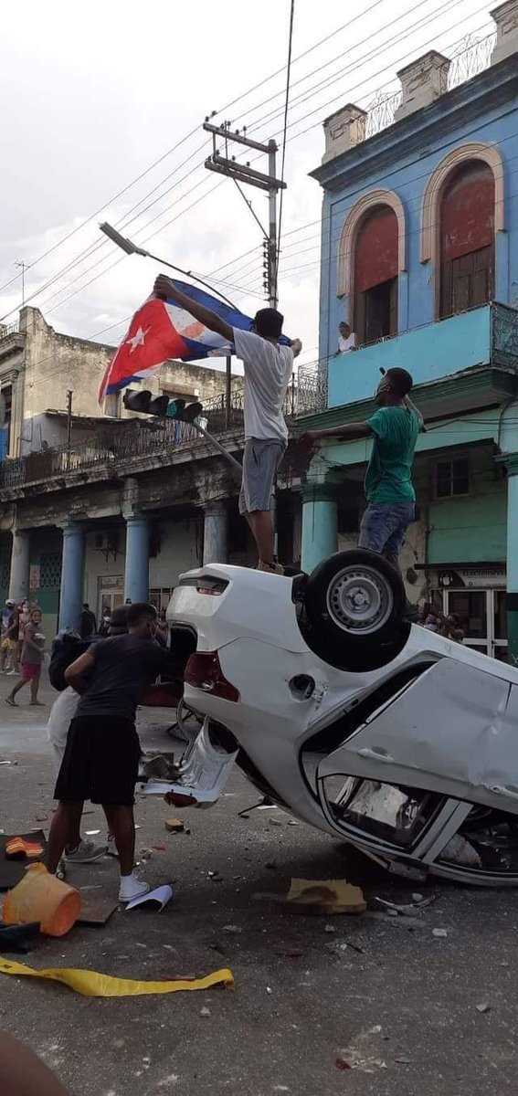 Xfadebm's tweet photo. Fight fire with fire, no mercy for those who oppress us. Viva Cuba Libre #SOSCuba #freecuba #DiazCanelSingao https://t.co/pfaqGI0Zq4