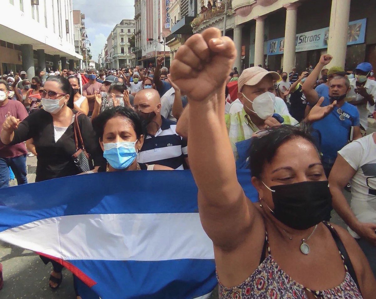 La democracia es una construcción colectiva, donde el respeto y las libertades individuales son su base. 

Una vez más, el gobierno dictatorial de Cuba avasalla y reprime al pueblo que quiere que se escuche su voz.

El mundo los escucha. ¡No están solos! #SOSCuba