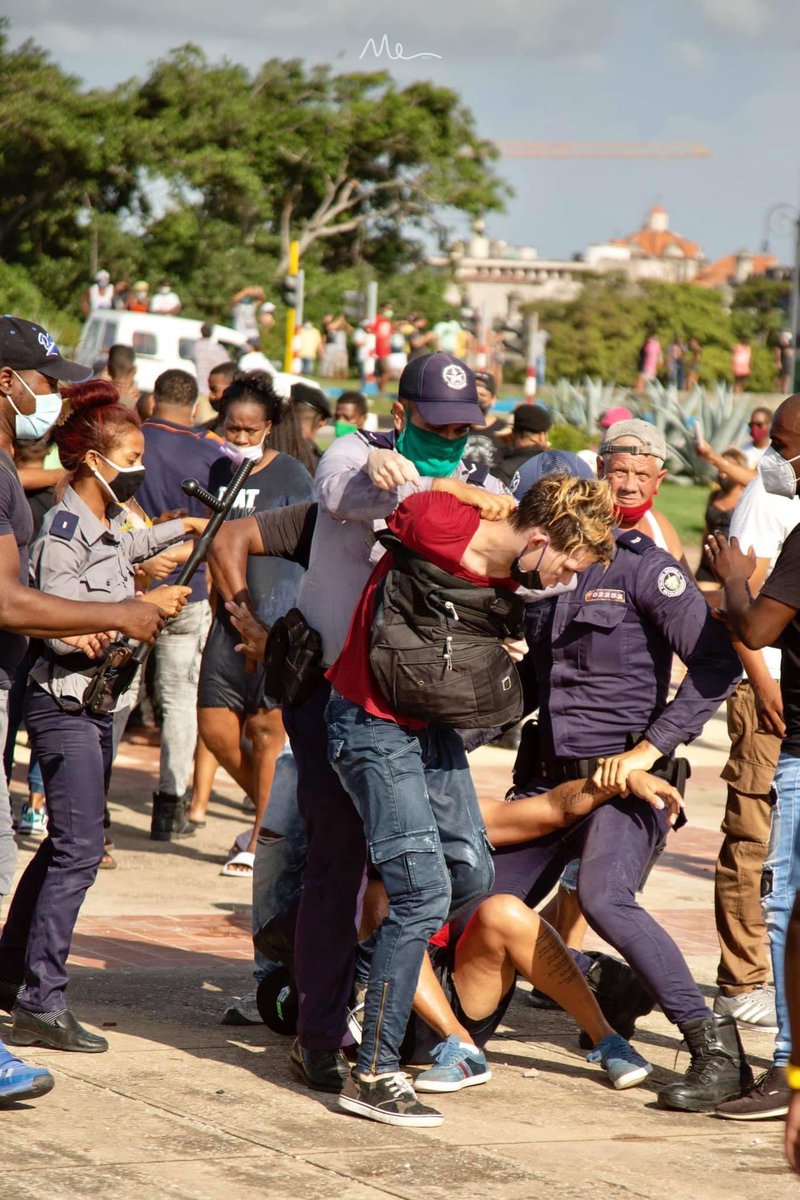 unguajirocubano's tweet photo. ¡Salimos!, fue como una catarsis. La gente se solidarizó, se unió, no hubo líderes o financiación, fue totalmente hermoso. La policía reprimió, golpeó y quiso romper una cadena humana multiplicada en ciudades y pueblos, no pudieron hacerlo, éramos más, somos más.
#SOSCuba https://t.co/qbDfHrekYI